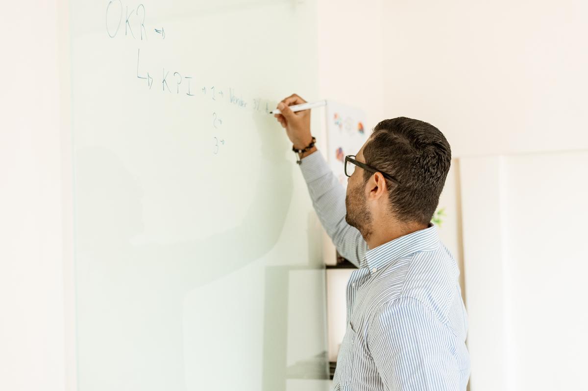 Sesión de trabajo Gananova: OKRs y KPIs en pizarra